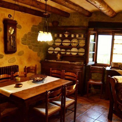 Salón decorado estilo rústico, con las cualidades de antes y las comodidades de ahora 