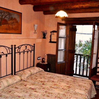 Habitación doble con baño compartido y vista a las calles empedradas del pueblo