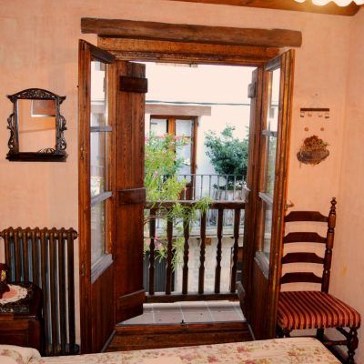 Habitación doble con baño compartido y vista a las calles empedradas del pueblo