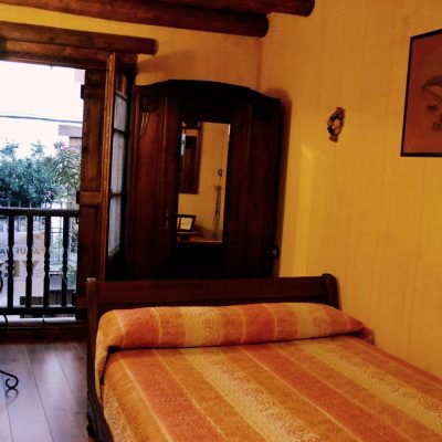 Acogedora habitación con cama de matrimonio, baño compartido y vistas a las calles empedradas del pueblo 