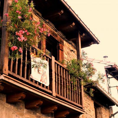 Casa rehabilitada manteniendo el estilo y materiales propios de la zona (piedra y madera)