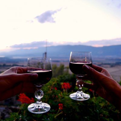 Nada como una copa de vino viendo el atardecer desde la casa
