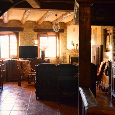 Salón decorado estilo rústico, con las cualidades de antes y las comodidades de ahora 